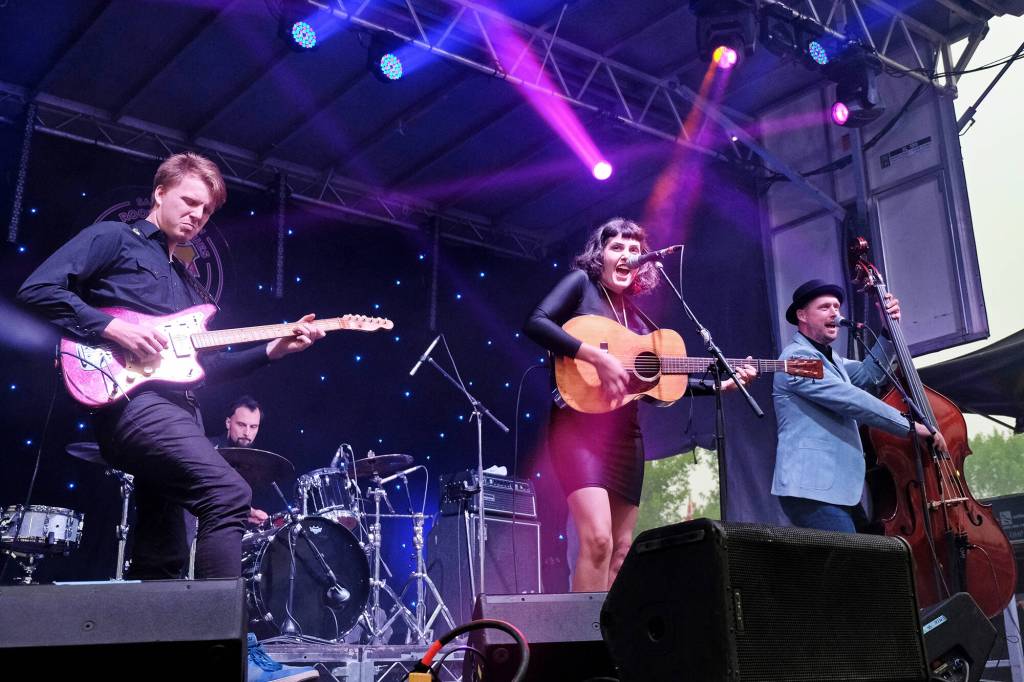 Shuswap’s Carlin Hall welcomes Sarah Jane Scouten for workshop and concert